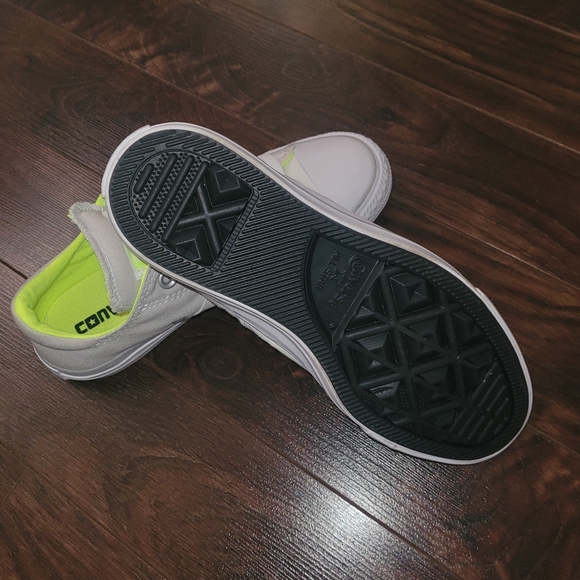 *NEW* CONVERSE - Picture 3 of 3